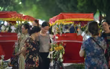 Hình ảnh ấn tượng: Phố đi bộ hồ Gươm và Thành cổ Sơn Tây đông nghịt người tối 30-4