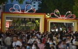 Hình ảnh ấn tượng: Phố đi bộ hồ Gươm và Thành cổ Sơn Tây đông nghịt người tối 30-4