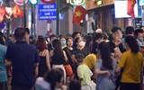 Hình ảnh ấn tượng: Phố đi bộ hồ Gươm và Thành cổ Sơn Tây đông nghịt người tối 30-4