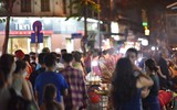 Hình ảnh ấn tượng: Phố đi bộ hồ Gươm và Thành cổ Sơn Tây đông nghịt người tối 30-4
