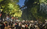 Hình ảnh ấn tượng: Phố đi bộ hồ Gươm và Thành cổ Sơn Tây đông nghịt người tối 30-4