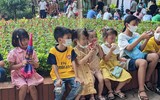 Hà Nội: Chen chân đi chơi công viên Thủ Lệ, trẻ em mệt mỏi vì nắng nóng
