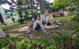 Hà Nội: Chen chân đi chơi công viên Thủ Lệ, trẻ em mệt mỏi vì nắng nóng