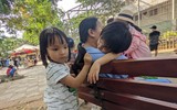 Hà Nội: Chen chân đi chơi công viên Thủ Lệ, trẻ em mệt mỏi vì nắng nóng