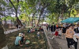 Hà Nội: Chen chân đi chơi công viên Thủ Lệ, trẻ em mệt mỏi vì nắng nóng