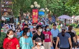Hà Nội: Chen chân đi chơi công viên Thủ Lệ, trẻ em mệt mỏi vì nắng nóng