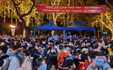Hình ảnh ấn tượng: Phố đi bộ hồ Gươm và Thành cổ Sơn Tây đông nghịt người tối 30-4