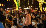 Hình ảnh ấn tượng: Phố đi bộ hồ Gươm và Thành cổ Sơn Tây đông nghịt người tối 30-4