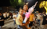 Hình ảnh ấn tượng: Phố đi bộ hồ Gươm và Thành cổ Sơn Tây đông nghịt người tối 30-4