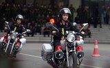 Xem nữ Cảnh sát cơ động điều khiển xe phân khối lớn, múa côn nhị khúc trấn áp tội phạm