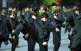 Xem nữ Cảnh sát cơ động điều khiển xe phân khối lớn, múa côn nhị khúc trấn áp tội phạm