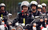 Xem nữ Cảnh sát cơ động điều khiển xe phân khối lớn, múa côn nhị khúc trấn áp tội phạm