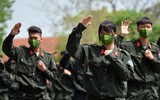 Xem nữ Cảnh sát cơ động điều khiển xe phân khối lớn, múa côn nhị khúc trấn áp tội phạm
