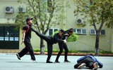 Xem nữ Cảnh sát cơ động điều khiển xe phân khối lớn, múa côn nhị khúc trấn áp tội phạm