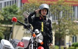 Xem nữ Cảnh sát cơ động điều khiển xe phân khối lớn, múa côn nhị khúc trấn áp tội phạm