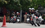 Xem nữ Cảnh sát cơ động điều khiển xe phân khối lớn, múa côn nhị khúc trấn áp tội phạm