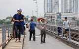 Lỗ thủng lớn nguy hiểm vừa xuất hiện trên cầu Long Biên, đã được khắc phục tạm thời