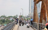 Lỗ thủng lớn nguy hiểm vừa xuất hiện trên cầu Long Biên, đã được khắc phục tạm thời