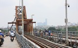 Lỗ thủng lớn nguy hiểm vừa xuất hiện trên cầu Long Biên, đã được khắc phục tạm thời