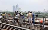 Lỗ thủng lớn nguy hiểm vừa xuất hiện trên cầu Long Biên, đã được khắc phục tạm thời