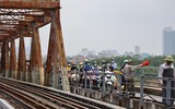 Lỗ thủng lớn nguy hiểm vừa xuất hiện trên cầu Long Biên, đã được khắc phục tạm thời