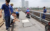 Lỗ thủng lớn nguy hiểm vừa xuất hiện trên cầu Long Biên, đã được khắc phục tạm thời
