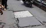 Lỗ thủng lớn nguy hiểm vừa xuất hiện trên cầu Long Biên, đã được khắc phục tạm thời