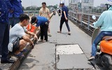 Lỗ thủng lớn nguy hiểm vừa xuất hiện trên cầu Long Biên, đã được khắc phục tạm thời