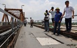 Lỗ thủng lớn nguy hiểm vừa xuất hiện trên cầu Long Biên, đã được khắc phục tạm thời