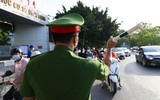 Toàn cảnh thi lớp 10 tại Hà Nội: Phó Chủ tịch UBND TP kiểm tra điểm thi và động viên thí sinh 