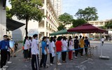 Toàn cảnh thi lớp 10 tại Hà Nội: Phó Chủ tịch UBND TP kiểm tra điểm thi và động viên thí sinh 