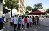 Toàn cảnh thi lớp 10 tại Hà Nội: Phó Chủ tịch UBND TP kiểm tra điểm thi và động viên thí sinh 