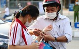 Toàn cảnh thi lớp 10 tại Hà Nội: Phó Chủ tịch UBND TP kiểm tra điểm thi và động viên thí sinh 