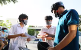 Toàn cảnh thi lớp 10 tại Hà Nội: Phó Chủ tịch UBND TP kiểm tra điểm thi và động viên thí sinh 