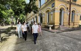 Toàn cảnh thi lớp 10 tại Hà Nội: Phó Chủ tịch UBND TP kiểm tra điểm thi và động viên thí sinh 