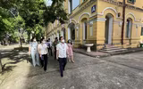 Toàn cảnh thi lớp 10 tại Hà Nội: Phó Chủ tịch UBND TP kiểm tra điểm thi và động viên thí sinh 
