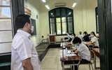 Toàn cảnh thi lớp 10 tại Hà Nội: Phó Chủ tịch UBND TP kiểm tra điểm thi và động viên thí sinh 