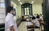 Toàn cảnh thi lớp 10 tại Hà Nội: Phó Chủ tịch UBND TP kiểm tra điểm thi và động viên thí sinh 