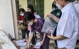 Toàn cảnh thi lớp 10 tại Hà Nội: Phó Chủ tịch UBND TP kiểm tra điểm thi và động viên thí sinh 