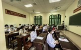 Toàn cảnh thi lớp 10 tại Hà Nội: Phó Chủ tịch UBND TP kiểm tra điểm thi và động viên thí sinh 