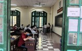 Toàn cảnh thi lớp 10 tại Hà Nội: Phó Chủ tịch UBND TP kiểm tra điểm thi và động viên thí sinh 