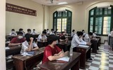 Toàn cảnh thi lớp 10 tại Hà Nội: Phó Chủ tịch UBND TP kiểm tra điểm thi và động viên thí sinh 