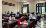 Toàn cảnh thi lớp 10 tại Hà Nội: Phó Chủ tịch UBND TP kiểm tra điểm thi và động viên thí sinh 