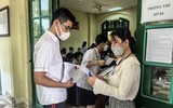 Toàn cảnh thi lớp 10 tại Hà Nội: Phó Chủ tịch UBND TP kiểm tra điểm thi và động viên thí sinh 