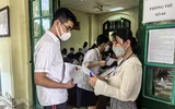 Toàn cảnh thi lớp 10 tại Hà Nội: Phó Chủ tịch UBND TP kiểm tra điểm thi và động viên thí sinh 
