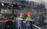 Cận cảnh xe khách giường nằm bốc cháy trơ khung trên đại lộ Thăng Long