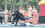 Xem nữ CSGT Hà Nội hạ gục tội phạm bằng thế võ khó trong tình huống diễn tập