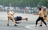 Xem nữ CSGT Hà Nội hạ gục tội phạm bằng thế võ khó trong tình huống diễn tập