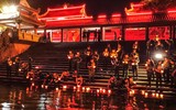 Xúc động hình ảnh Công an Thủ đô thành kính thả hoa đăng nhớ ơn các liệt sỹ trên dòng Thạch Hãn