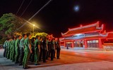 Xúc động hình ảnh Công an Thủ đô thành kính thả hoa đăng nhớ ơn các liệt sỹ trên dòng Thạch Hãn